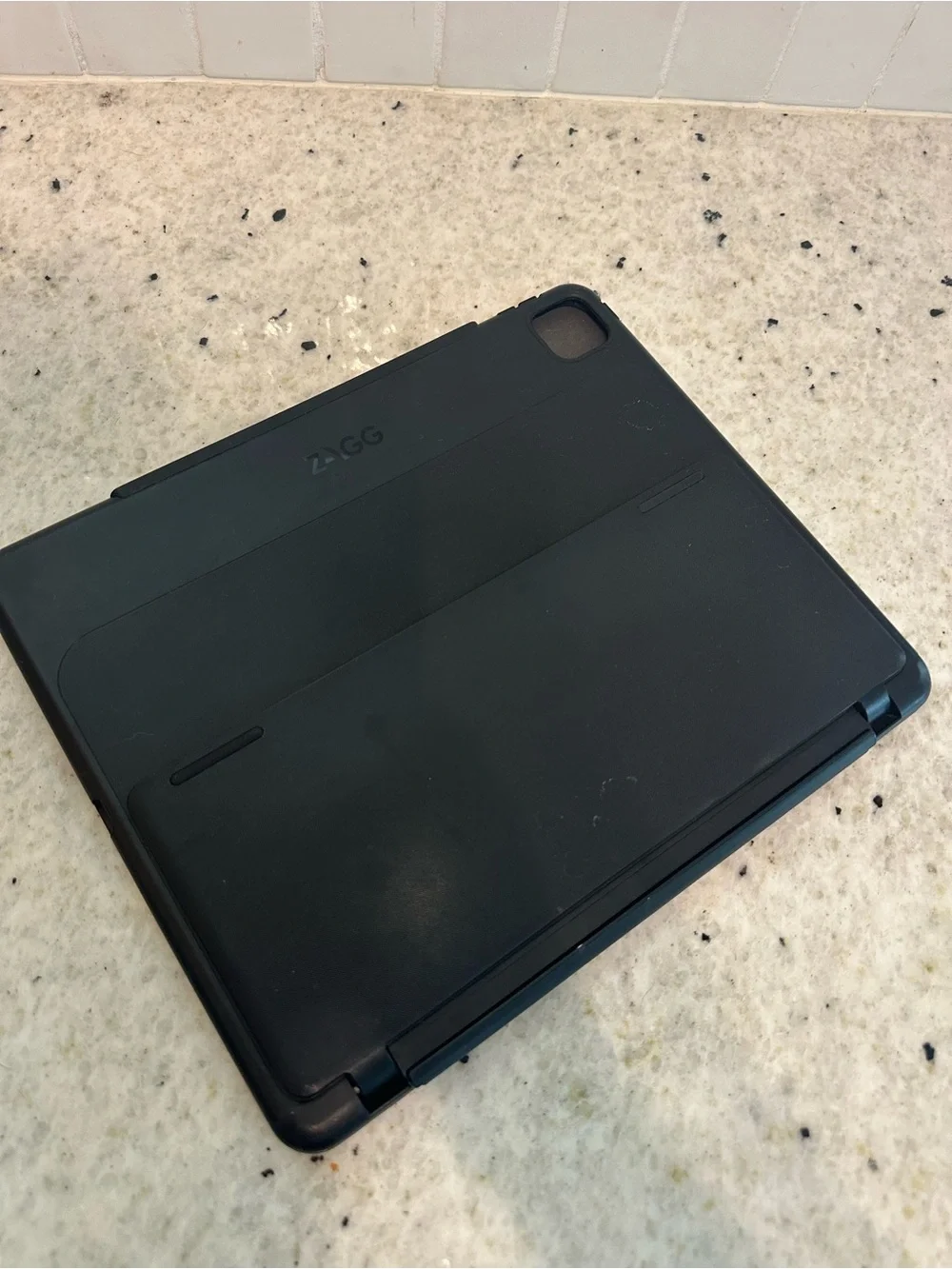 [like new] Zagg iPad Pro 12.9 Slim Book Go Keyboard Case with Pencil Holder